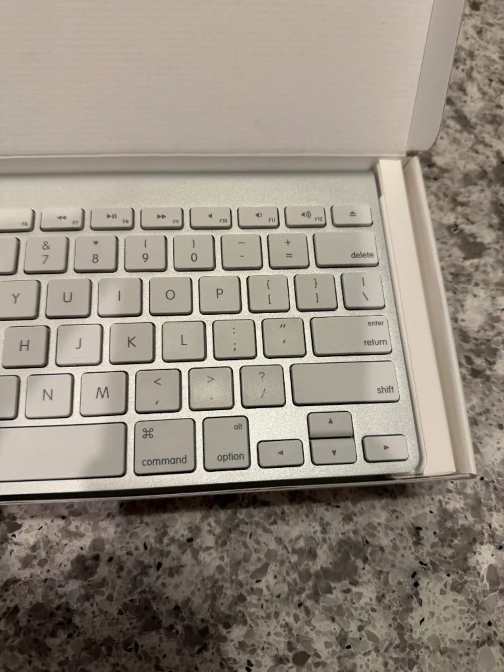 Apple Wireless Keyboard Model A1314 Bluetooth Compact White Aluminum Vintage 200